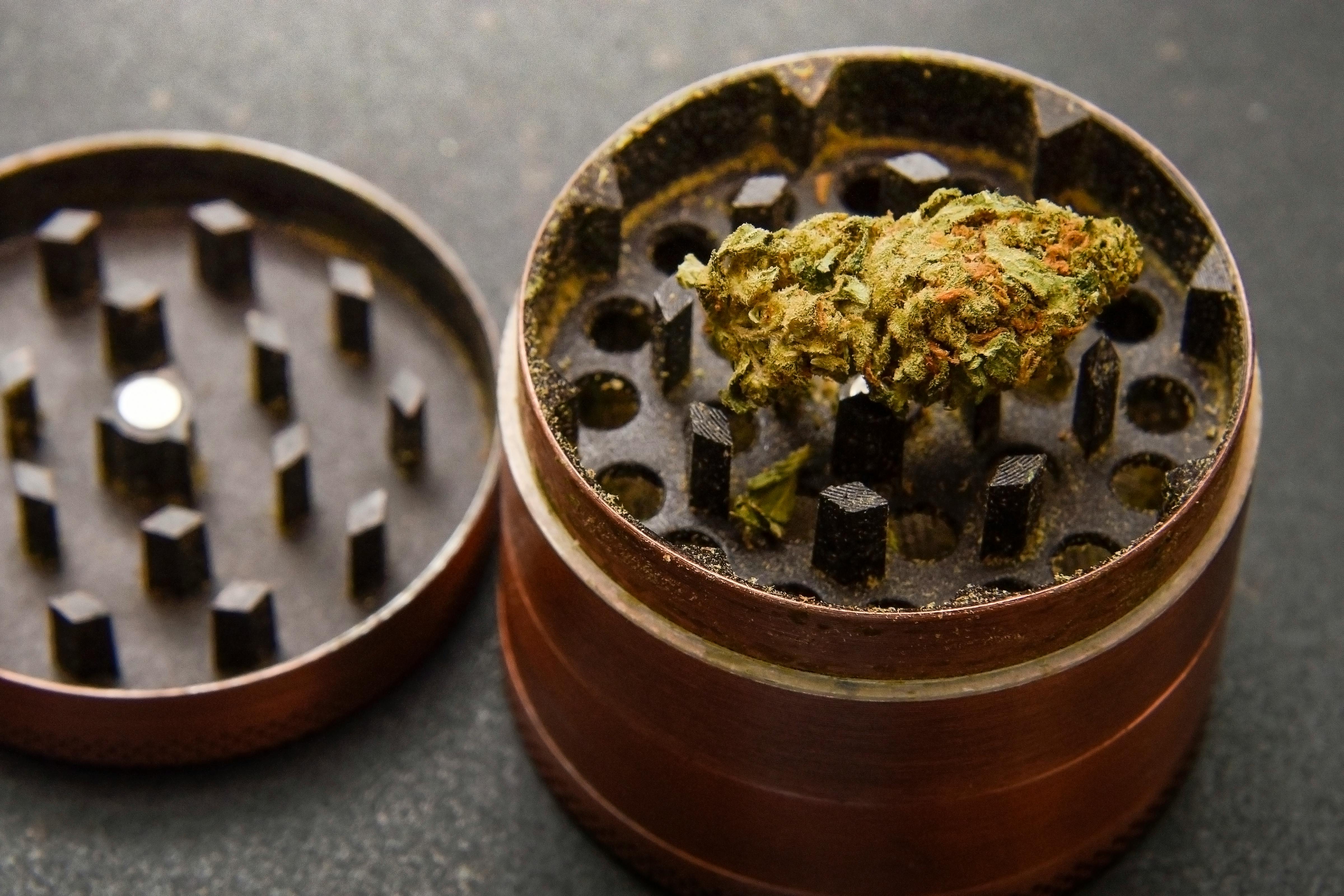 how to clean herb grinder